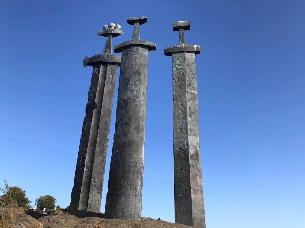 Sverd i fjell- The swords in the rock in Stavanger, Norway. #monument #norway #thingstodo #tips #stavanger #Sverdifjell