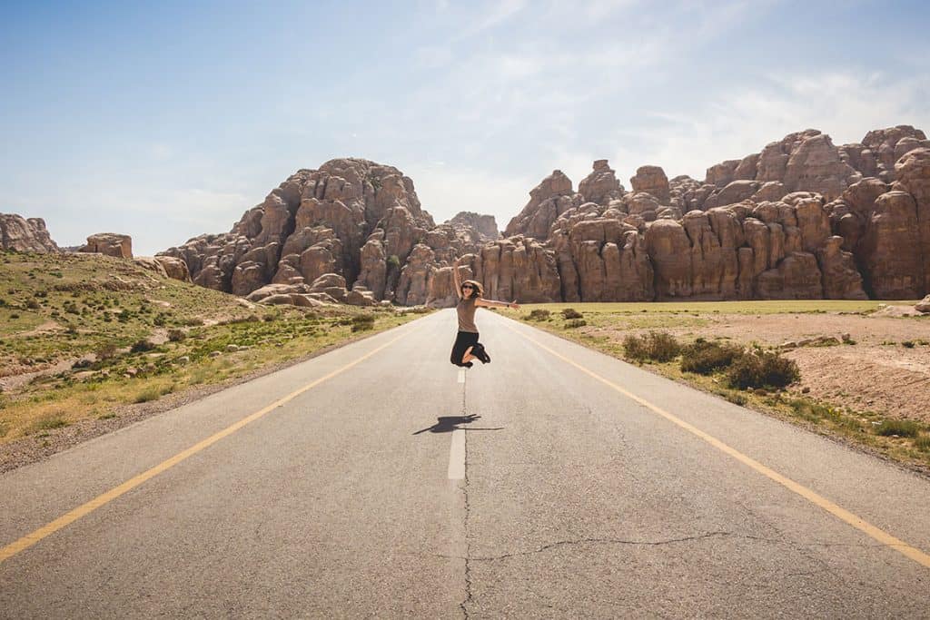 BEST road trip planner travel apps to help planning your road trip so much easier. Road trip travel apps to save you money, plan the best route, organise your complete trip and make sure you don't forget anything!